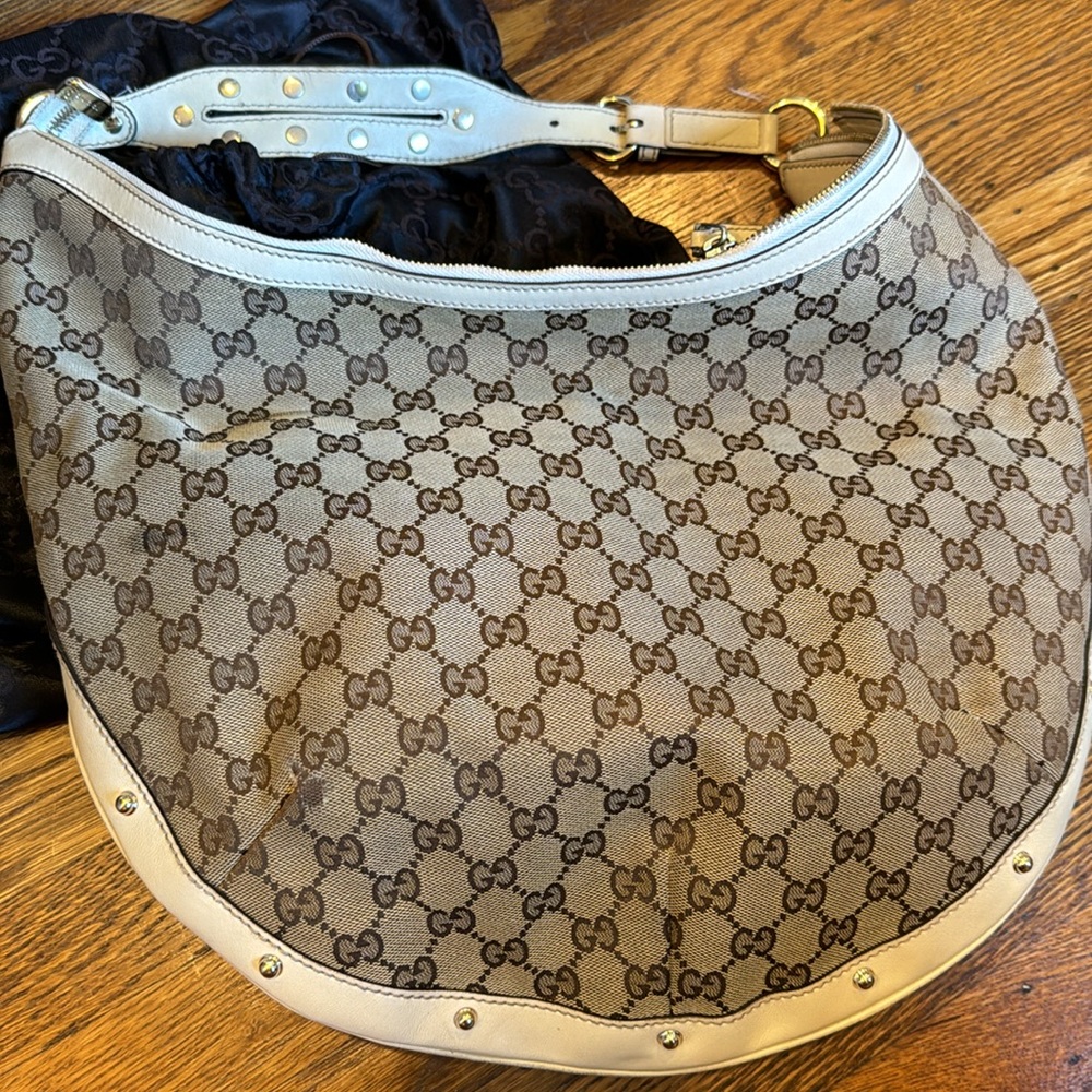 Gucci Hobo in tan cloth & Gucci embossing and cream leather and gold studs. - Picture 10 of 11